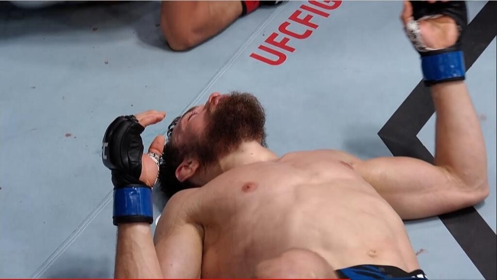 Slovenský zápasník MMA Ľudovít Klein prehral v noci na nedeľu duel perovej váhy v rámci UFC Fight Night 195 s Američanom Nateom Landwehrom v 3. kole na submisiu.