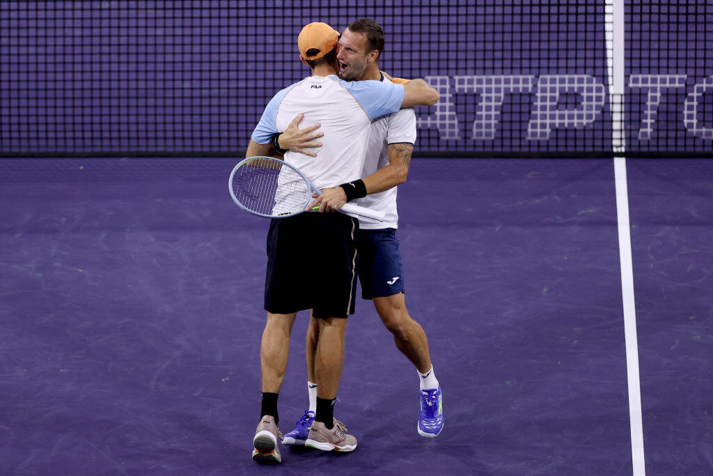 Filip Polášek s Johnom Peersom oslavujú triumf na turnaji v Indian Wells.