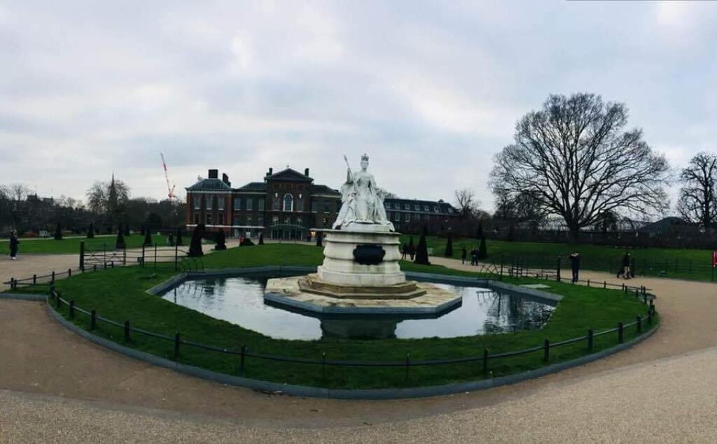 Kensingtonský palác s výhľadom na kruhový rybník v Kensingtonských záhradách.