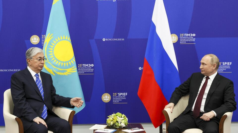 WA 26 Petrohrad - Kazašský prezident Kasym-Žomart Tokajev (vľavo) a ruský prezident Vladimir Putin diskutujú v rámci Medzinárodného ekonomického fóra v Petrohrade v piatok 17. júna 2022. Kazachstan s najväčšou pravdepodobnosťou neuzná samozvanú separatistickú Doneckú ľudovú republiku (DĽR) a Luhanskú ľudovú republiku (LĽR) za nezávislé štáty. Na Medzinárodnom ekonomickom fóre v Petrohrade to počas diskusie so šéfom Kremľa Vladimirom Putinom povedal kazašský prezident Tokajev. FOTO TASR/AP
Rus