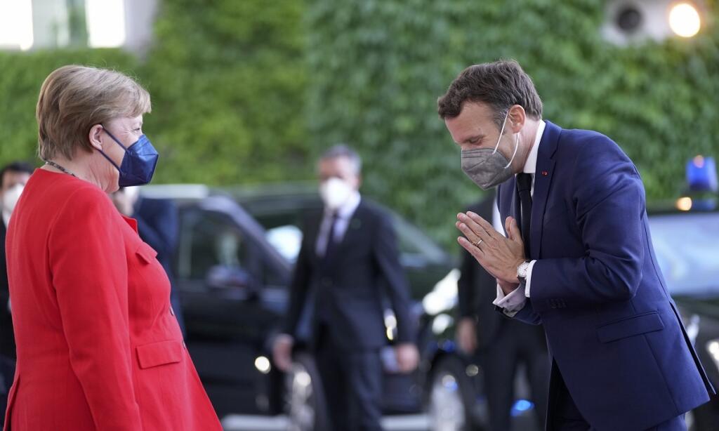 Macron počas stretnutia s Merkelovou