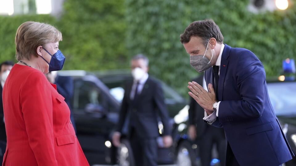 Macron počas stretnutia s Merkelovou