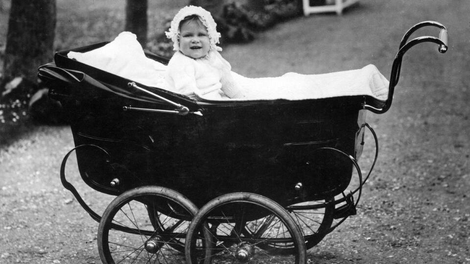 Rovnaký kočík, rovnaké dieťa? Kdeže! Toto je Elizabeth, nie Charlotte v staromódnom čepčeku :-)