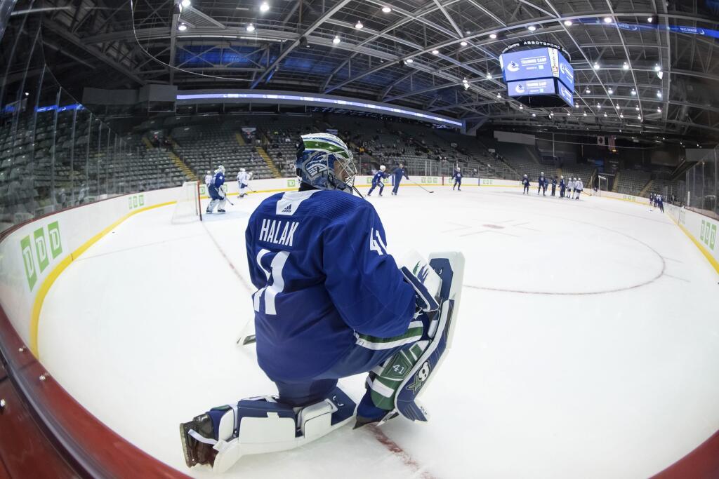 Slovenský brankár Jaroslav Halák z Vancouveru Canucks počas tréningového kempu klubu v kanadskom Abbotsforde 23. septembra 2021.