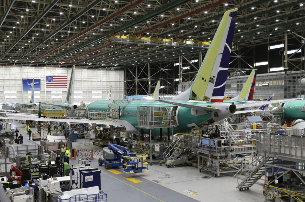 SY 30 Renton - Na snímke technici kompletizujú nové lietadlo Boeing 737 Max 8 v závode americkej spoločnosti Boeing v Rentone v štáte Washington počas mediálneho dňa 27. marca 2019. Boeing zvolal v stredu stovky pilotov a novinárov do svojej  továrne v meste Renton v americkom štáte Washington, kde predstavil nápravu letového softvéru vo svojich strojoch typu 737 MAX. Práve ich softvéru na ovládanie letu sa pripisuje vina za posledné dve spomínané letecké katastrofy. FOTO TASR/AP
People work on 