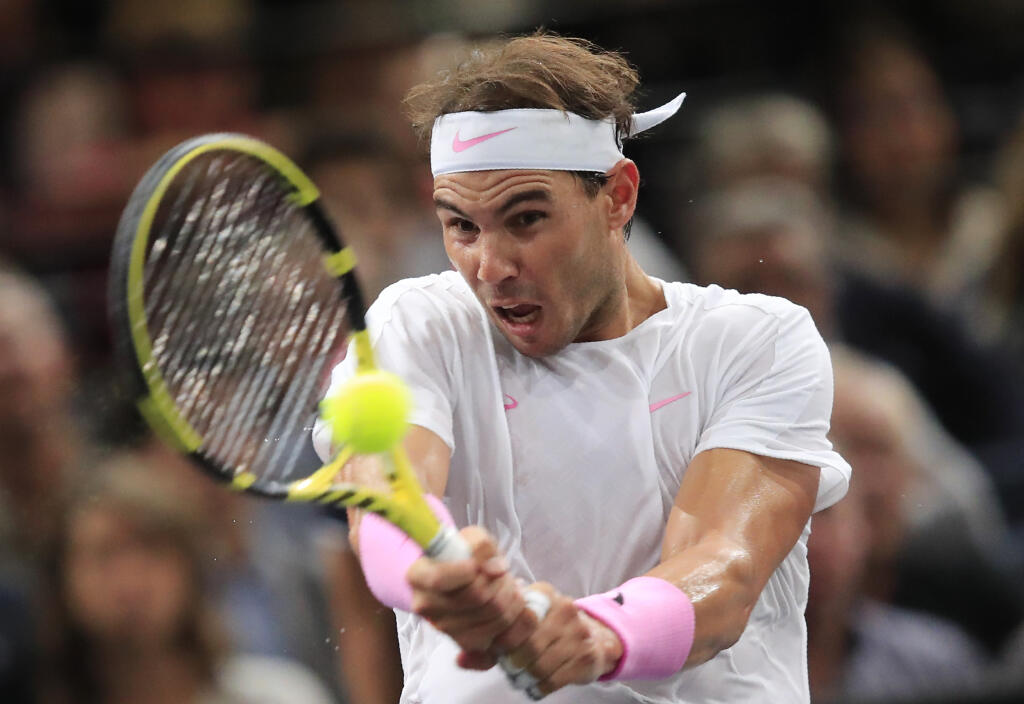 JB 45 Paríž - Španielsky tenista Rafael Nadal odvracia loptičku Švajčiarovi Stanovi Wawrinkovi v 3. kole tenisového turnaja ATP Masters 1000 v Paríži 31. októbra 2019. FOTO TASR/AP
Spain's Rafael Nadal returns the ball to Swiss Stan Wawrinka during the 3rd round match of the Paris Masters tennis tournament in Paris, France, Thursday, Oct. 31, 2019. (AP Photo/Michel Euler)