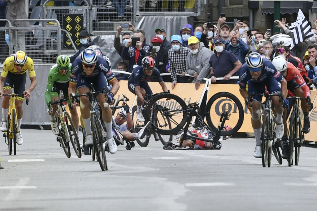 Peter Sagan spadol pred cieľom 3. etapy Tour de France.