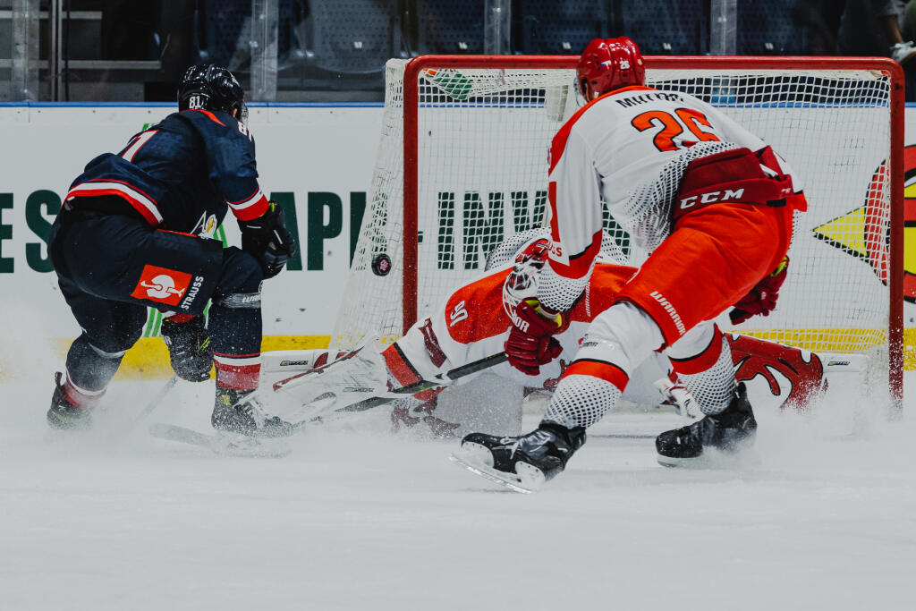 Na snímke Jakub Sukeľ (Slovan) a Ondřej Kacetl (Třinec) počas zápasu F skupiny Champions hockey league medzi HC Slovan Bratislava a Oceláři Třinec.