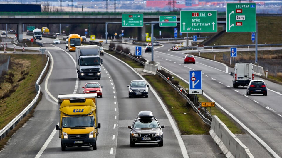 Na snimke system elektronickych dialnicnych znamok pre osobne motorove vozidla na slovenskych dialniciach.