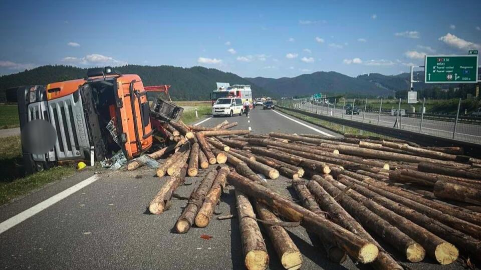 Havarovaný kamión s drevom zablokoval cestu I/18 pri Štrbe