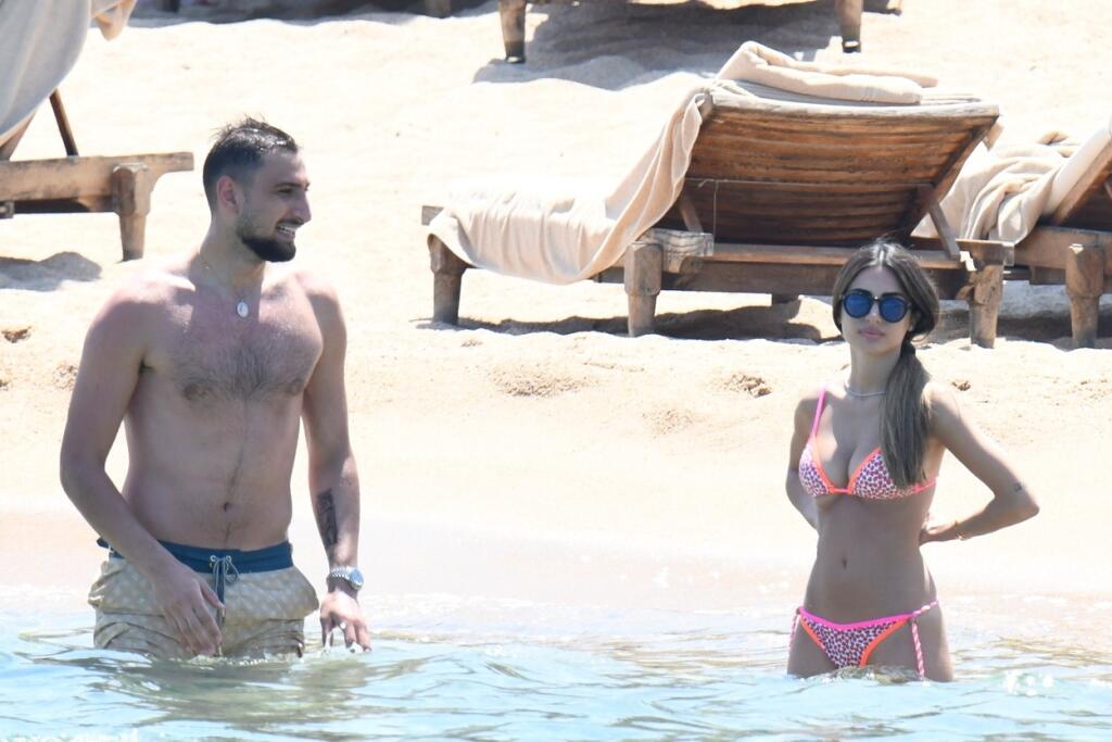 Donnarumma si užíva na dovolenke na Sardínii, spoločnosť mu robí sexi priateľka Alessia.
