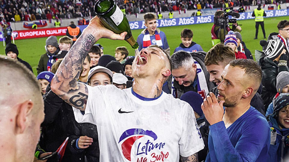 Slovensko môže oslavovať, reprezentačné družstvo postúpilo už na štvrtý veľký šampionát.
Na snímke sú oslavujúci Juraj Kucka, vľavo, a Stanislav Lobotka, vpravo.