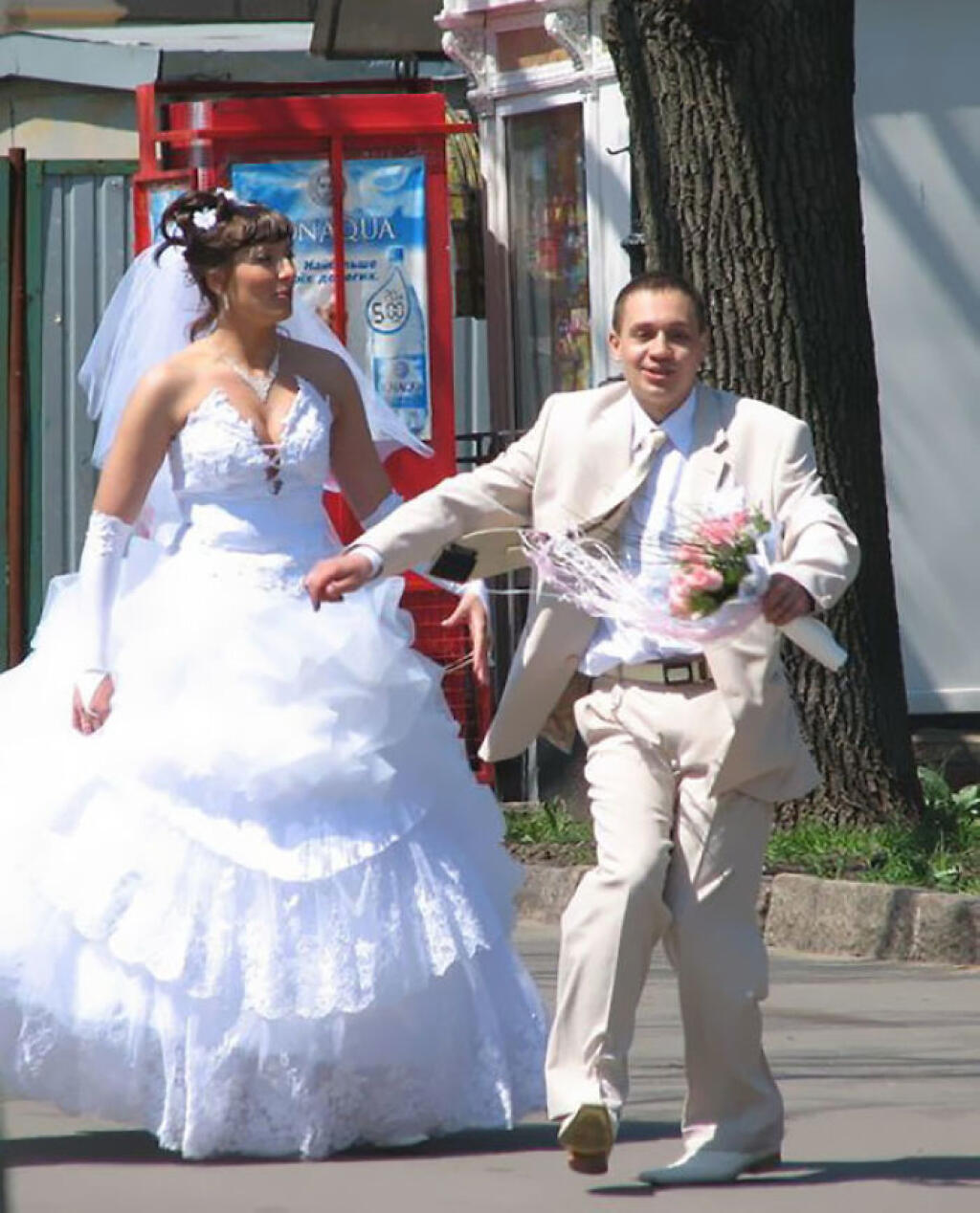 Ужасные пары. Колхозное свадебное платье. Прикольные Свадебные платья. Колхозное платье на свадьбу. Смешные Свадебные платья.