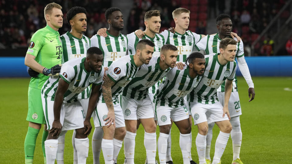 EBE 37 Leverkusen - Na snímke hráči Ferencvárosa pózujú pre skupinovú fotografiu pred zápasom osemfinále Európskej ligy vo futbale Bayer Leverkusen - Ferencváros Budapešť v nemeckom Leverkusene 9. marca 2023. FOTO TASR/AP
Ferencvaros starting players pose for a team photo at the beginning of the Europa League Round of 16 first leg soccer match' between Bayer Leverkusen and Ferencvaros in Leverkusen, Germany, Thursday, March 9, 2023. (AP Photo/Martin Meissner)