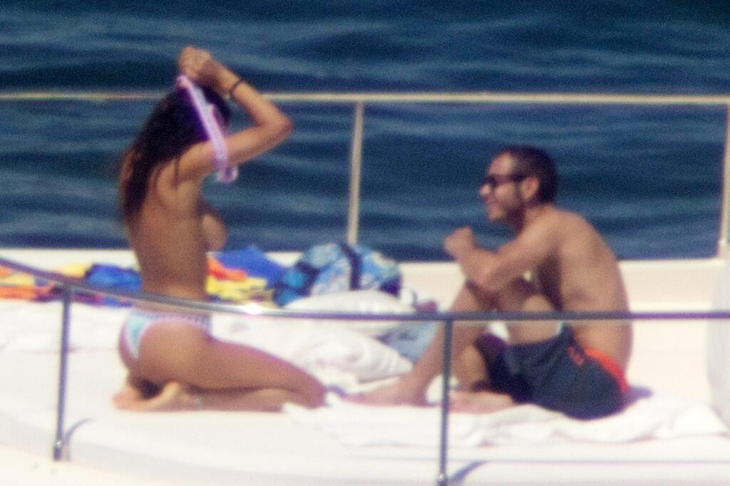 Párik je vďačným objektom paparazzi fotografov, ktorí na Francescu a Valentina striehnu najmä na dovolenke. Sexi modelku načapali pri prezliekaní či opaľovaní sa a ukázala tak celému svetu prsia.