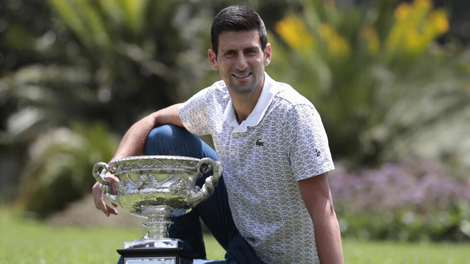 Srbský tenista Novak Djokovič pózuje s trofejou víťaza mužskej dvojhry na grandslamovom turnaji Australian Open.