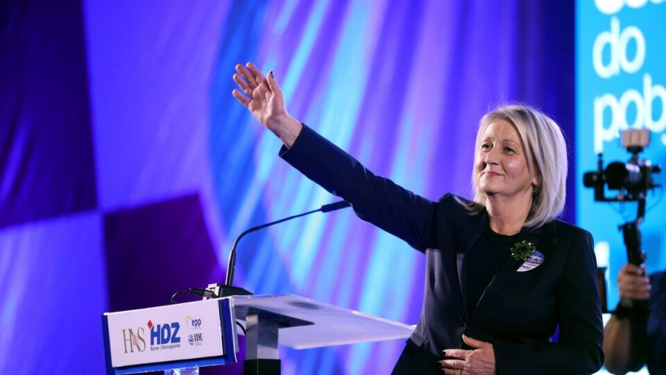 Na archívnej snímke z 29. septembra 2022 veteránka bosnianskochorvátskej politiky Borjana Krištová z Chorvátskeho demokratického spoločenstva Bosny a Hercegoviny (HDZ) máva počas predvolebného zhromaždenia v Mostare. Krištová získala v stredu 28. decembra 2022 oficiálny mandát na zostavenie novej vlády Bosny a Hercegoviny (BaH), čím sa môže stať prvou ženou na čele vládneho kabinetu v histórii tejto balkánskej krajiny.