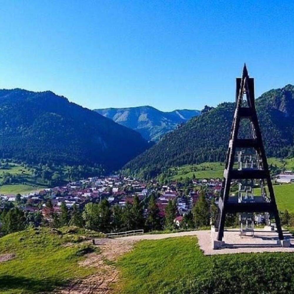 Vyhliadkovú vežu budete vidieť už z príchodu do Terchovej v smere od Žiliny. Rozhľadňu navrhol Alojz Mucha. Vedie k nej asi 1 km dlhá nenáročná turistická trasa začína v centre Terchovej a zvládnu ju všetky vekové kategórie turistov a dokonca aj mamičky s kočíkmi.
Rozhľadňa Terchovské srdce je vysoká 30 metrov. Na vežu sa vystupuje užšom schodisku. Na samotnej vyhliadkovej veži sa nachádzajú 3 terasy, z ktorých je pôsobivý výhľad na okolitú krajinu.