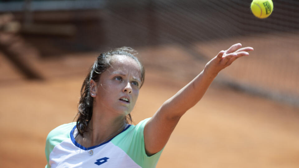 Na snímke tenistka Viktória Kužmová podáva proti Anne Karolíne Schmiedlovej počas finále dvojhry žien tenisového turnaja Privatbanka Open 12. júla 2020 v Bratislave. FOTO TASR - Pavel Neubauer