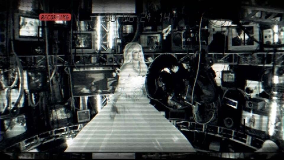 Britney Spears sa v nom klipe objavila v šatách, ktoré pripomínajú svadobné.