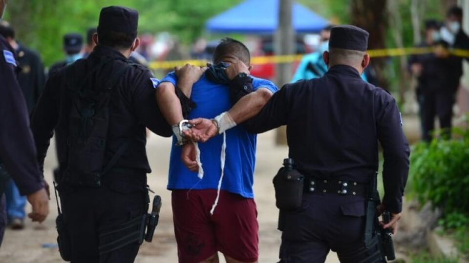 Zakopané telá siedmich žien a troch detí sa našli na pozemku patriacemu expolicajtovi v salvádorskom meste Chalchuapa.