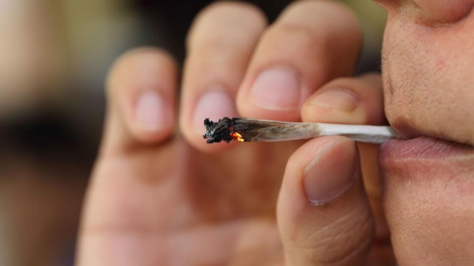 fajčenie marihuanovej cigarety v Amsterdamu
