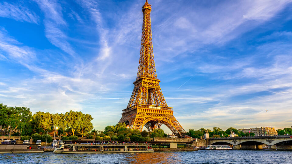 Paris,Eiffel,Tower,And,River,Seine,At,Sunset,In,Paris,