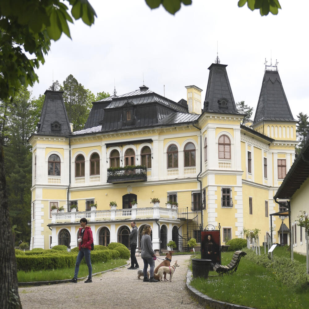 Na snímke návštevníci pred kaštieľom v Betliari 22. mája 2021. Kaštieľ v Betliari znovuotvoril svoje brány pre verejnosť, keď bol z dôvodu pandémie koronavírusu zatvorený. Betliarsky kaštieľ s priľahlým parkom až do roku 1945 vlastnila grófska rodina Andrássyovcov. Kaštieľ je súčasťou Múzea Betliar spolu s hradom Krásna Hôrka a Mauzóleom v Krásnohorskom Podradí, ktoré patria pod Slovenské národné múzeum. FOTO TASR – František Iván