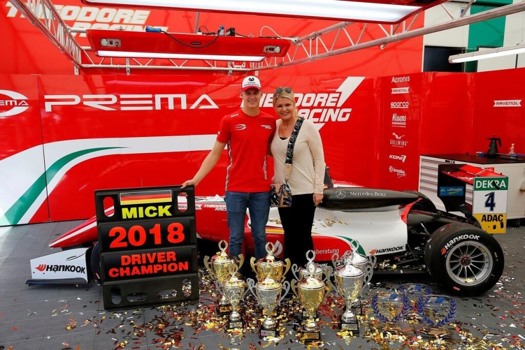 Konečne sa usmievajú. Rodina Schumacherovcov nie je posledné roky najšťastnejšou pod slnkom. Hlava rodiny bývalý pretekár formuly 1 Michael je stále odkázaný na nepretržitú opateru lekárov. Napriek tomu životy jeho manželky Corinny a detí pokračujú ďalej a už aj s úsmevmi na verejnosti.