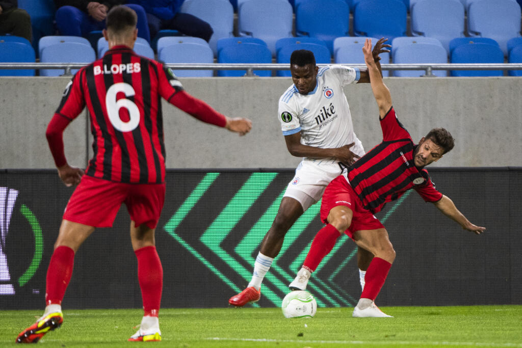Na snímke zľava Bernardo Lopes (Lincoln), Uche Agbo (Slovan) a Jesus Toscano (Lincoln) v zápase F-skupiny 3. kola skupinovej fázy Európskej konferenčnej ligy (EKL) ŠK Slovan Bratislava - Lincoln Red Imps v Bratislave vo štvrtok 21. októbra 2021. FOTO TASR - Jaroslav Novák
