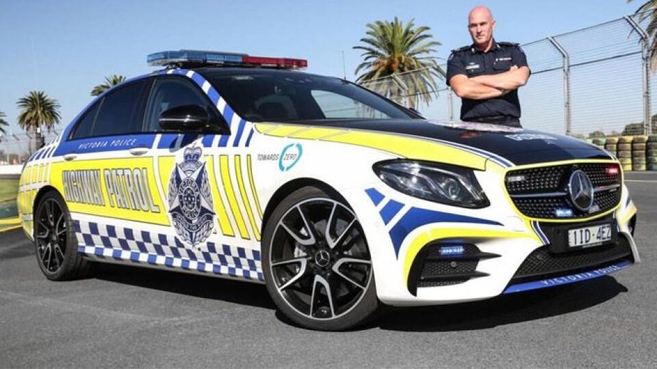 Mercedes-AMG E43 v policajnej rovnošate