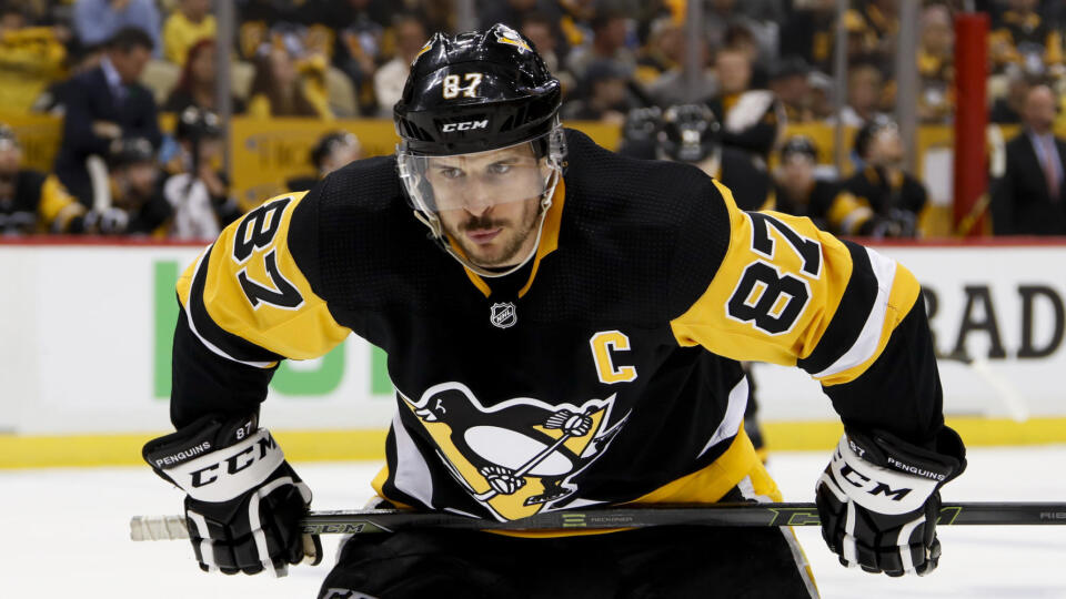 Kanadská hokejová hviezda Sidney Crosby sa úspešne zotavuje z operácie brušného svalstva.