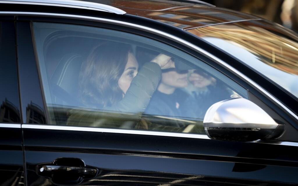 Vojvodkyňa Kate v deň svojich 38. narodenín nevyzerala vôbec šťastne. Rozhodnutie princa Harryho a Meghan o ich odchode z kráľovskej rodiny, ktoré oznámili len deň pred jej sviatkom, jej pokazilo nielen náladu, ale aj oslavu.