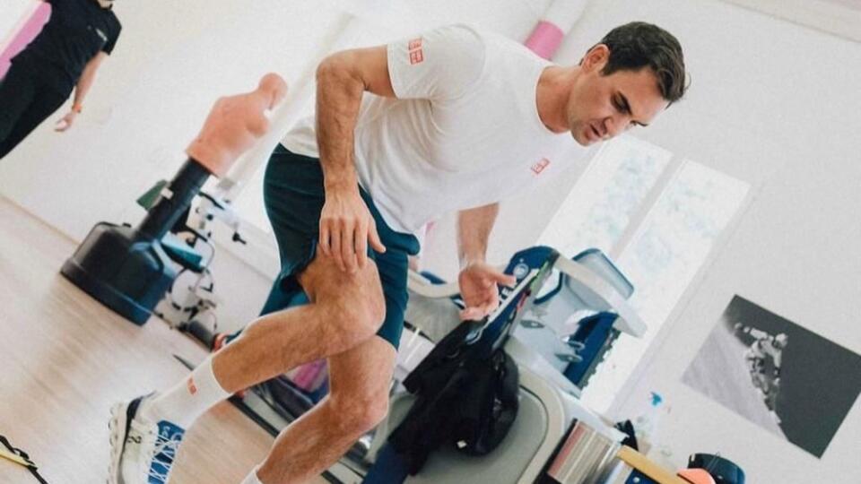 Roger Federer po zranení kolena už trénuje