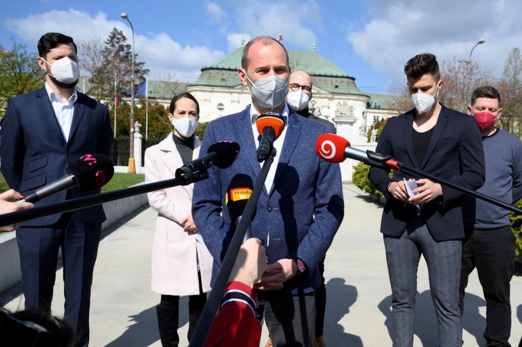 Na snímke v popredí zástupca Asociácie hotelov a reštaurácií Slovenska Marek Harbuľák počas brífingu zástupcov gastro sektora k aktuálnej situácii pred Úradom vlády SR 23. apríla 2021 v Bratislave. FOTO TASR - Pavel Neubauer