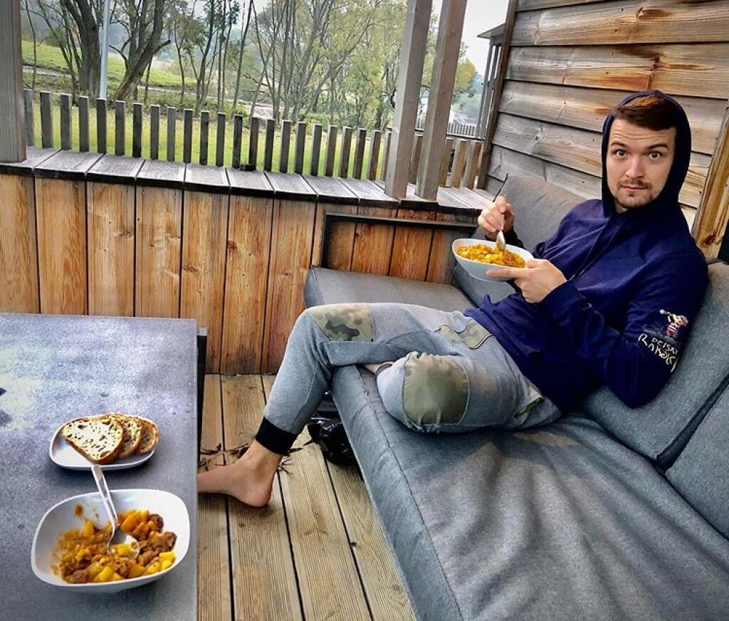 Viktor Vincze v pohodlí chalúpky