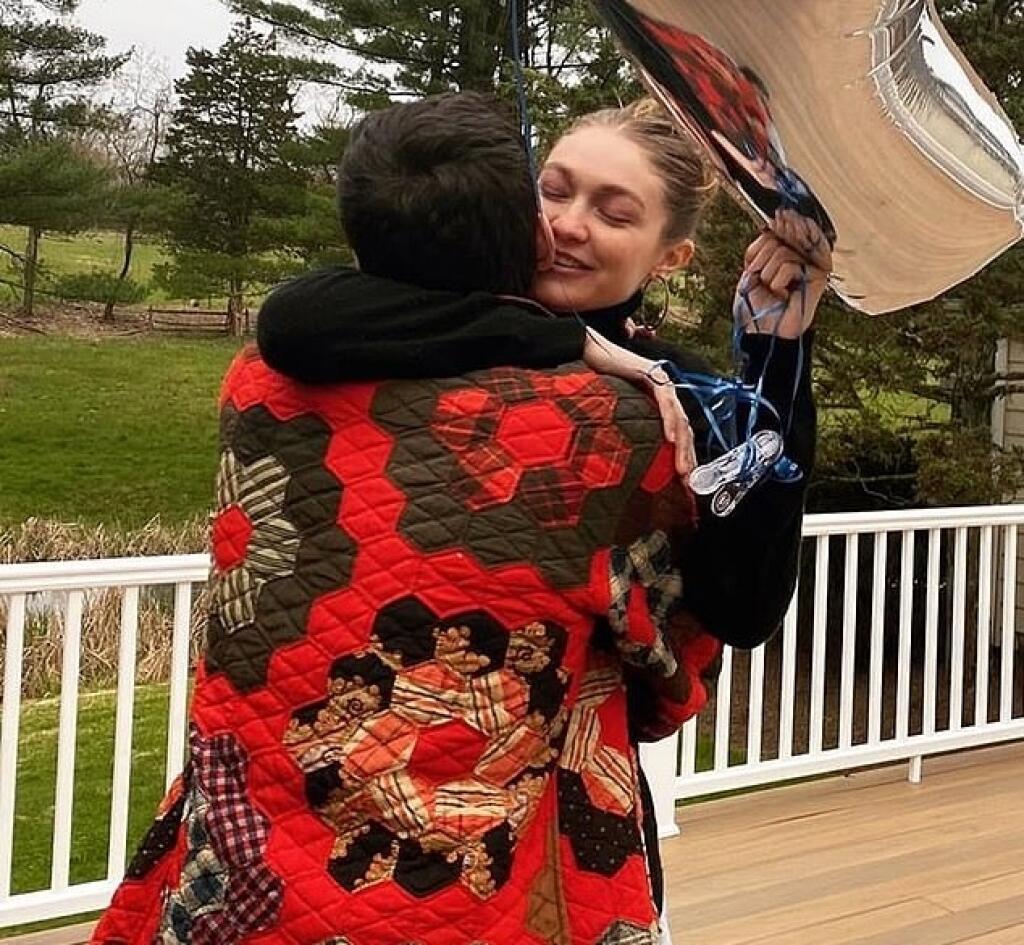 Supermodelka a „dievča z titulky“ magazínu Vogue, 25-ročná Gigi Hadid, ktorej sestrou je o dva roky mladšia modelka Bella Hadid, strávila svoje narodeniny v spoločnosti speváka Zayna Malika.