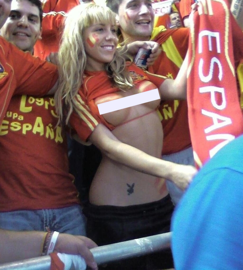 Španielska fanúšička predviedla svoje prsia v plnej paráde.