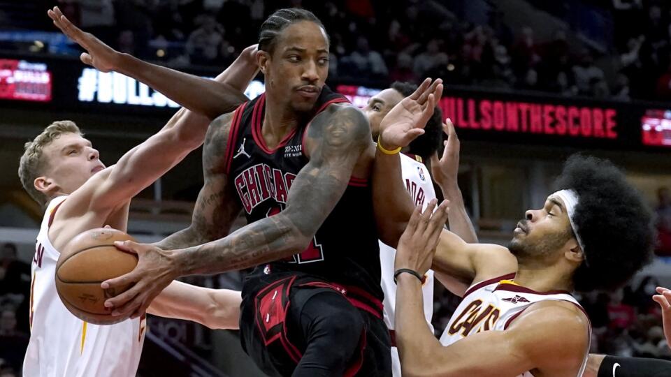 Basketbalista Chicaga Bulls DeMar DeRozan (uprostred).