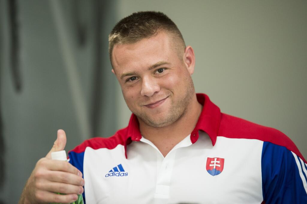 Na snímke kladivár Marcel Lomnický počas tlačovej konferencie Slovenského atletického zväzu (SAZ) pred odletom výpravy na 23. majstrovstvá Európy v holandskom Amsterdame, 4. júla 2016 v Bratislave. FOTO TASR - Jakub Kotian