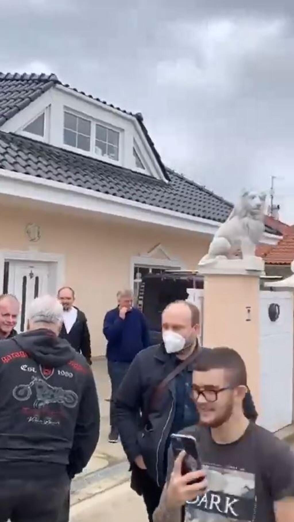 Karlos si vybavil na pomoc dostatok ľudí. Vémoland bol plný.