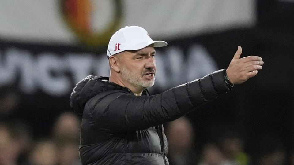 WA 53 Rotterdam - Tréner Slavie Jindřich Trpišovský dáva inštrukcie počas zápasu 2. kola skupinovej fázy Európskej konferenčnej ligy Feyenoord Rotterdam - Slavia Praha v Rotterdame vo štvrtok 30. septembra 2021. FOTO TASR/AP
Slavia's coach Jindrich Trpisovsky gives directions to his players during the Europa Conference League group E soccer match between Feyenoord and Slavia Praha at the De Kuip stadium in Rotterdam, Netherlands, Thursday, Sept. 30, 2021. (AP Photo/Peter Dejong)