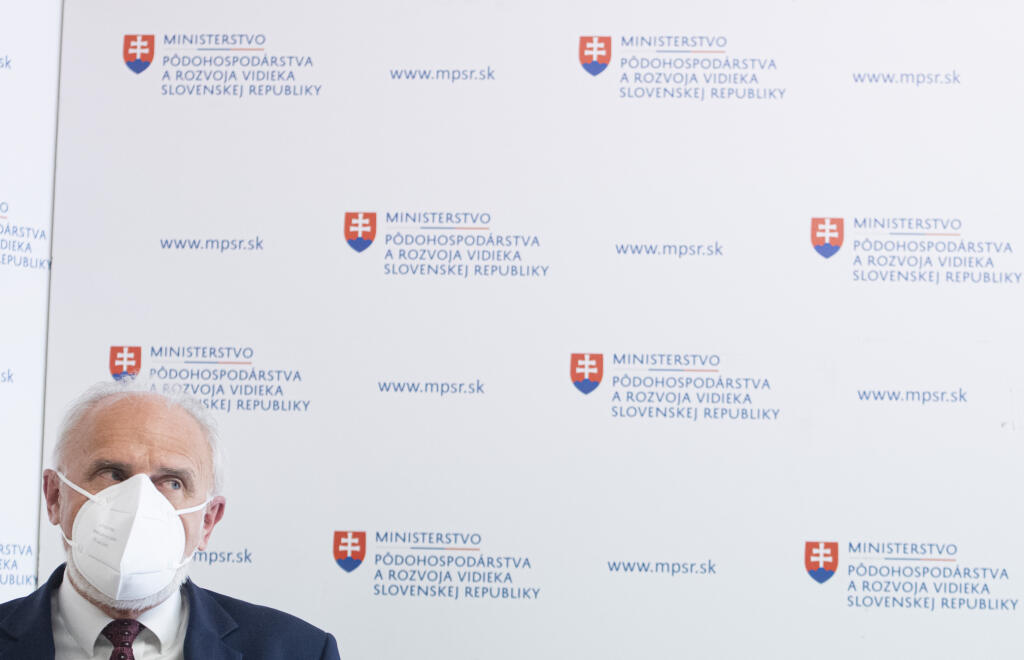 Na snímke minister pôdohospodárstva a rozvoja vidieka (MPRV) SR Ján Mičovský (OĽaNO) počas brífingu s novinármi na ktorej ohlásil svoju demisiu z postu ministra pôdohospodárstva 25. mája 2021 v Bratislave. FOTO TASR - Martin Baumann