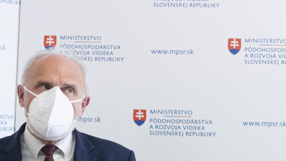 Na snímke minister pôdohospodárstva a rozvoja vidieka (MPRV) SR Ján Mičovský (OĽaNO) počas brífingu s novinármi na ktorej ohlásil svoju demisiu z postu ministra pôdohospodárstva 25. mája 2021 v Bratislave. FOTO TASR - Martin Baumann