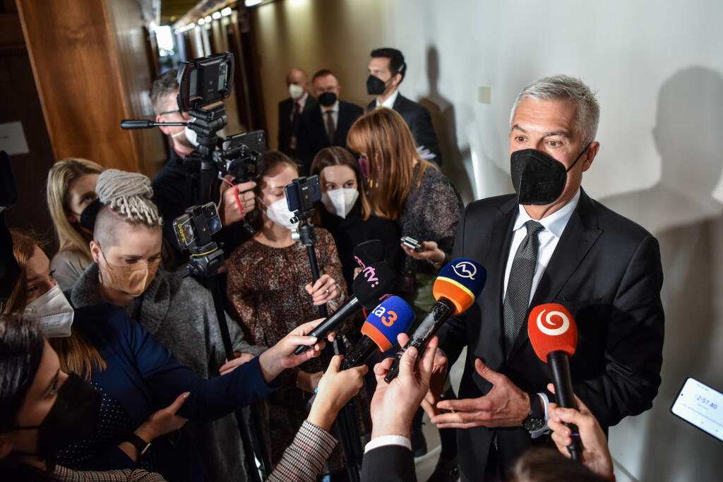 Na snímke minister zahraničných vecí a európskych záležitostí SR Ivan Korčok (nominant SaS) odpovedá na otázky novinárov po mimoriadnom zasadnutí Zahraničného výboru NR SR v Bratislave vo štvrtok 27. januára 2022. Zvolal ho jeho predseda Marián Kéry (Smer-SD). Šéf slovenskej diplomacie mal na výbore informovať o stupňujúcom sa napätí na ukrajinsko-ruskej hranici a súvisiacich rokovaniach Bezpečnostnej rady SR. FOTO TASR - Pavol Zachar