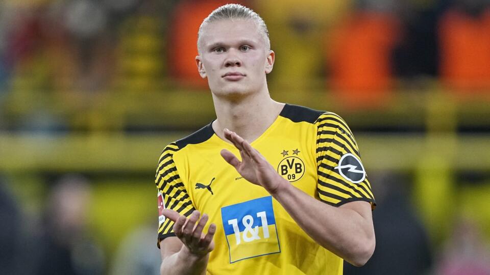 WA 9 archív Dortmund - Na archívnej snímke z 13. marca 2022 futbalista Borussie Dortmund Erling Haaland tlieska po výhre v zápase nemeckej Bundesligy Borussia Dortmund - Arminia Bielefeld v Dortmunde. Erling Haaland bude zrejme chýbať Borussii Dortmund v zápase nemeckej Bundesligy proti RB Lipsko v sobotu 2. apríla 2022. Hviezdny útočník sa zranil počas prípravného stretnutia s Arménskom (9:0). FOTO TASR/AP
Dortmund's Erling Haaland claps hands after winning the German Bundesliga soccer match