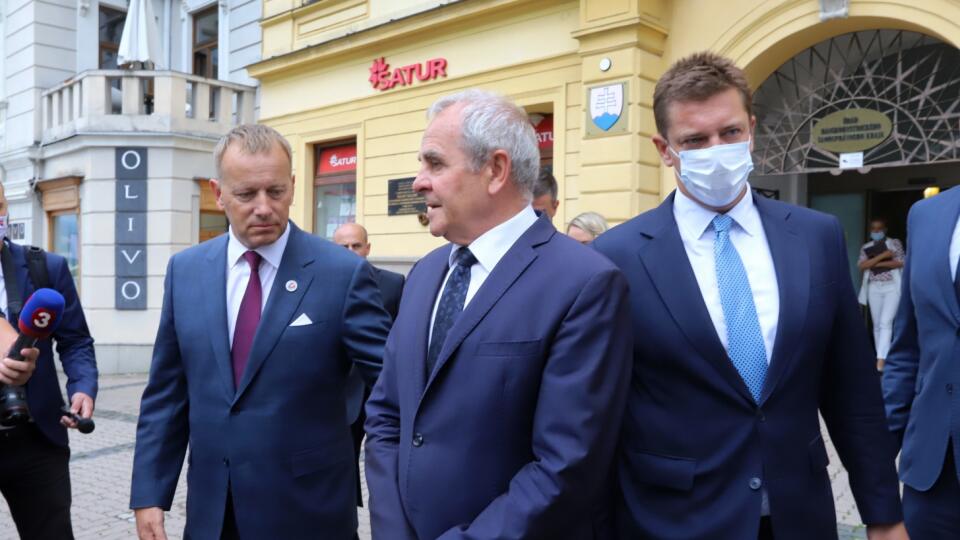 Na snímke zľava predseda Národnej rady Slovenskej republiky (NR SR) Boris Kollár, predseda Banskobystrického samosprávneho kraja (BBSK) Ján Lunter a minister dopravy a výstavby (MDV) SR Andrej Doležal (nominant Sme rodina) počas brífingu pred brífing pred budovu BBSK na Námestí SNP v Banskej Bystrici 17. augusta 2020. Témou rokovania s vedením BBSK bola aktuálna situácia na poškodenej ceste II/531 v úseku Muráň - Muránska Huta. FOTO TASR - Ján Krošlák