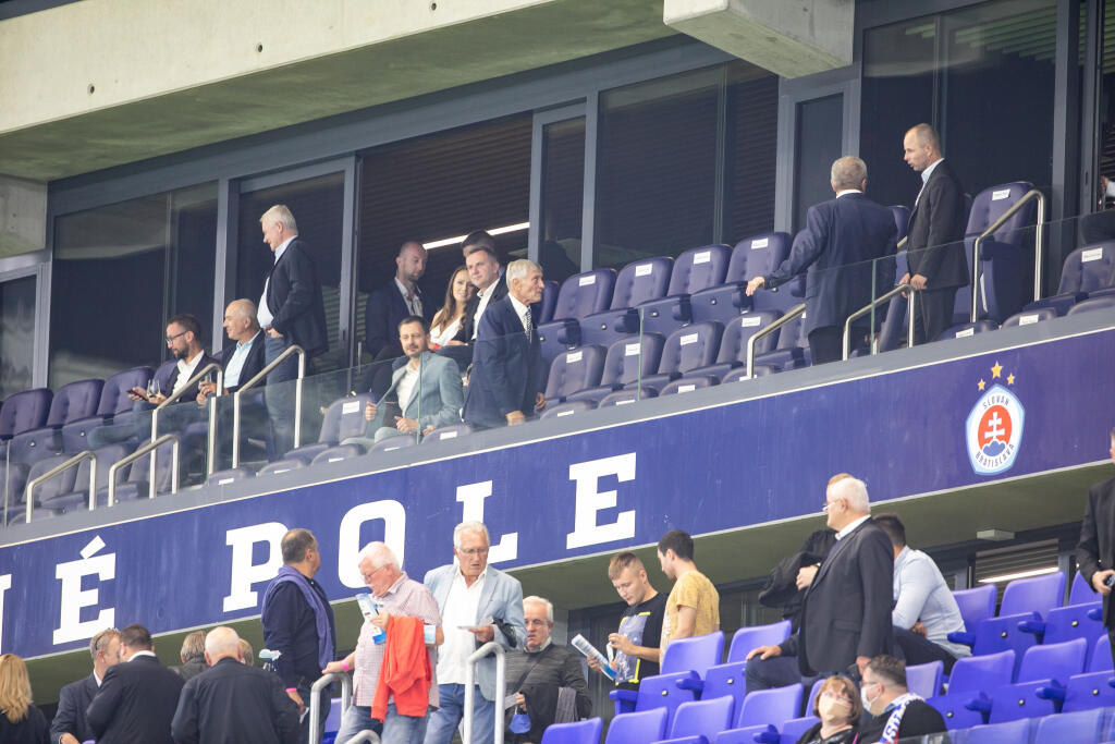 VIP priestory praskali vo švíkoch. Zápas si nenechal úsjť legendárny tréner Dušan Radolský, ale aj bývalý šéf SFZ František Laurinec.