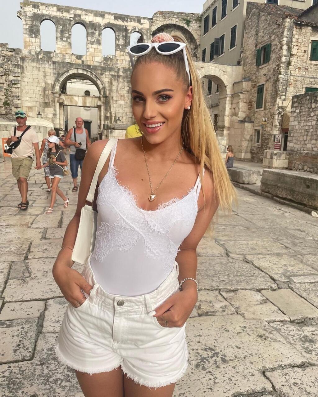 Sexi Ana Maria Markovič sa okrem futbalu živí aj modelingom. Určite sa v ňom nestratí.