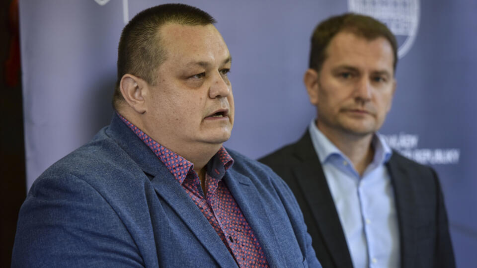 Na snímke zľava hlavný hygienik SR Ján Mikas a predseda vlády SR Igor Matovič (OĽaNO) počas tlačovej konferencie po rokovaní konzília odborníkov na Úrade vlády 13. júla 20202 v Bratislave. Slovensko nemusí nateraz pristupovať k celoplošným opatreniam pre zamedzenie šíreniu nového koronavírusu. FOTO TASR - Pavol Zachar